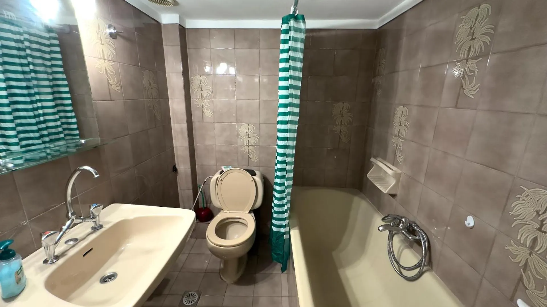 Spacious Artistic Flat With Private Parking Thessaloníki 0*,  Grekland